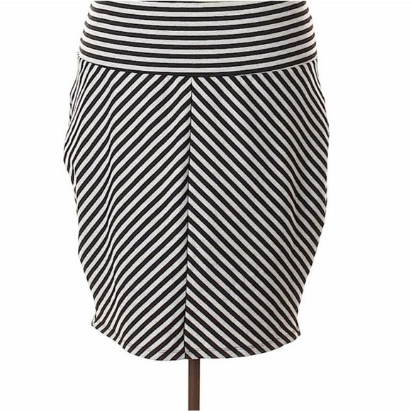 Torrid Black and White Chevron Pencil Skirt 4 - Picture 2 of 4